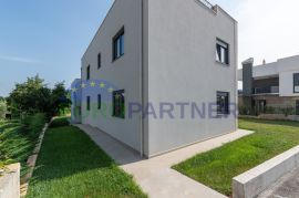 Stan u prizemlju s vrtom, 1km od mora, Poreč okolica, Poreč, Appartment