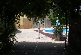 Otok Krk, Dobrinj (okolica) - Samostojeća kuća sa bazenom, Dobrinj, Maison