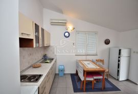 Pirovac - Namještena apartmanska kuća s 4 apartmana, Pirovac, Σπίτι