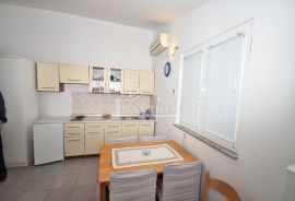 Pirovac - Namještena apartmanska kuća s 4 apartmana, Pirovac, Σπίτι