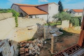 ISTRA, KAŠTELIR - Kamena kuća u nizu sa 100m2 okućnice i pogledom na more, SNIŽENA CIJENA!, Kaštelir-Labinci, House