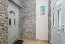 OTOK KRK, MALINSKA - Dvojna kuća s 4 apartmana i pogledom na more, Malinska-Dubašnica, Maison