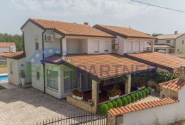 Top ponuda - kuća s bazenom u blizini Poreča!, Poreč, House