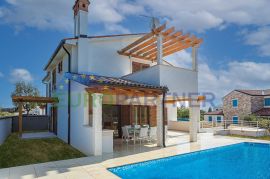 Prodaja - luksuzna, moderno opremljena kuća sa bazenom u blizini mora, Marčana, Ev