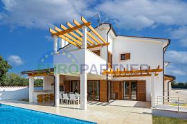 Prodaja - luksuzna, moderno opremljena kuća sa bazenom u blizini mora, Marčana, Famiglia