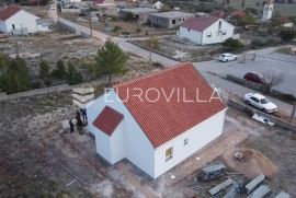 Zadarska županija, Benkovac, dvoetažna kuća 150 m2, parcela 1261 m2, Benkovac, Casa