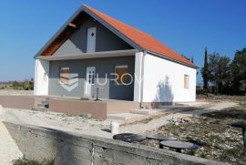Zadarska županija, Benkovac, dvoetažna kuća 150 m2, parcela 1261 m2, Benkovac, Casa