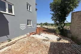 Šišan, trosoban stan   NKP 76,25 m2  i velikim vrtom, Ližnjan, Apartamento