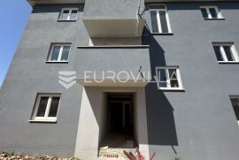 Šišan, trosoban stan   NKP 76,25 m2  i velikim vrtom, Ližnjan, Appartement