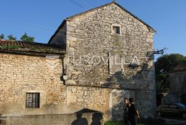 Istra, Šajini, kamena kuća sa šternom 166m2 za adaptaciju, Barban, Famiglia