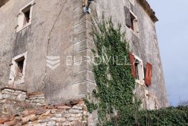 Istra, Puntera, predivna kamena kuća za adaptaciju s pogledom na otok Cres, Barban, Дом