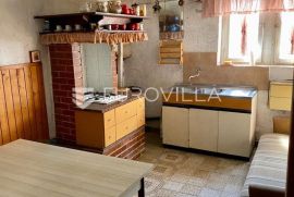 Istra, Pula, polovica kuće 150m2 sa garažom i okućnicom u centru grada, Pula, House