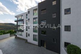 Opatija, trosobni stan u prizemlju s vrtom, NKP 92 m2, vrt, garaža, Opatija, Wohnung