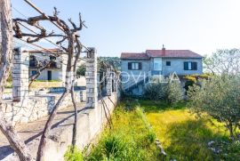 Brač, kuća s dvorištem na lijepoj lokaciji, Nerežišća, Haus