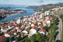 Dubrovnik – kuća s tri stambene jedinice s pogledom na more, Dubrovnik, House