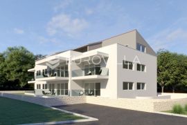 Istra, Rovinj, stan B u prizemlju s 3 spavaće sobe, vrtom 82m2 i natkrivenom terasom 18m2, Rovinj, Appartamento