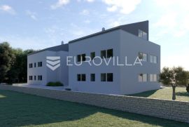 Istra, Rovinj, stan B u prizemlju s 3 spavaće sobe, vrtom 82m2 i natkrivenom terasom 18m2, Rovinj, Kвартира