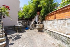 Split , kuća u starom dijelu grada površine 105 m2 s dvorištem površine 155 m2, Split, House