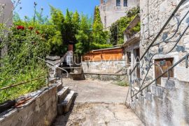 Split , kuća u starom dijelu grada površine 105 m2 s dvorištem površine 155 m2, Split, Famiglia