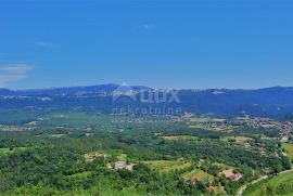 ISTRA, BUZET, OKOLICA - Građevinsko zemljište 2892 m2 u mirnom naselju, Buzet, Terrain