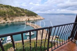 Kamena vila na stijeni iznad mora, Vrbnik, otok Krk, Vrbnik, Maison