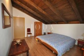 Kuća s dva apartmana u prirodi, okolica Vrbnika, Vrbnik, Дом