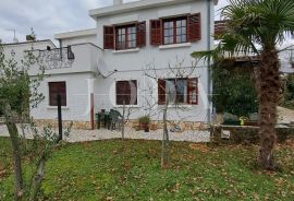 Samostojeća kuća s velikom okućnicom - Njivice, otok Krk, Omišalj, Maison