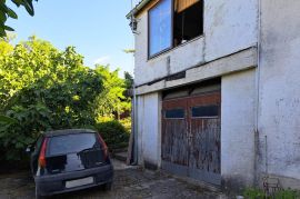 Samostojeća kuća za adaptaciju s pogledom na Motovun, Motovun, Дом