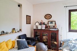 Samostojeća kuća za adaptaciju s pogledom na Motovun, Motovun, Дом