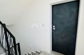 OTOK PAG, POVLJANA odličan 2s+db apartman u kvalitetnoj novogradnji s bazenom, Povljana, Appartment