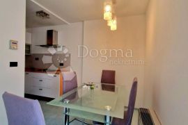 Dvosobni stan s dnevnim boravkom u srcu Rijeke, Rijeka, Apartamento