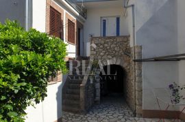 CRIKVENICA, kuća u nizu za dva pomoćna objekta i malim dvorištem, Crikvenica, House