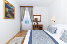 MURTER, predivna villa s bazenom, 1. red do mora, centar grada, Murter, Commercial property