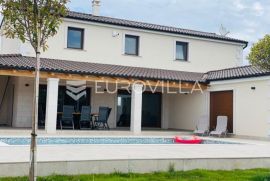 Istra, Radeki Polje -kvalitetna nova villa, 32 m2 bazena,1576 m2 zemljišta, pogled more, namješteno, Marčana, House