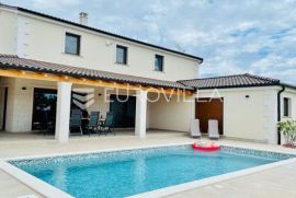 Istra, Radeki Polje -kvalitetna nova villa, 32 m2 bazena,1576 m2 zemljišta, pogled more, namješteno, Marčana, Σπίτι