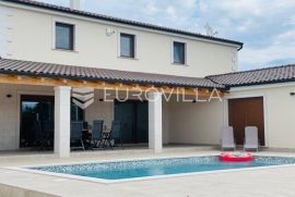 Istra, Radeki Polje -kvalitetna nova villa, 32 m2 bazena,1576 m2 zemljišta, pogled more, namješteno, Marčana, Haus