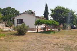 Kuća okružena prirodom + 881 m2 poljoprivrednog zemljišta, Marčana, Istra, Marčana, Casa