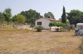 Kuća okružena prirodom + 881 m2 poljoprivrednog zemljišta, Marčana, Istra, Marčana, Ev