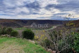 ISTRA, GROŽNJAN - Građevinsko zemljište od 2.150 m2 s kamenom kućom te šumom od 45.000 m2, Grožnjan, Arazi