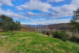 ISTRA, GROŽNJAN - Građevinsko zemljište od 2.150 m2 s kamenom kućom te šumom od 45.000 m2, Grožnjan, Land