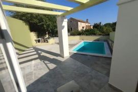 PRILIKA! Simpatična kamena kuća sa bazenom, Svetvinčenat, okolica, Istra, Svetvinčenat, Σπίτι