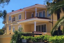 LOVRAN PREKRASNA VILLA S BAZENOM BLIZU MORA, Lovran, Σπίτι