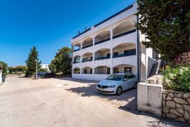 PAG, MANDRE- stan 65m2  prizemlje u neposrednoj blizini mora i plaže, Kolan, Appartement