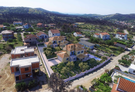 Obiteljska kuća bazenom i velikom okućnicom u Zatonu, Šibenik - Okolica, House