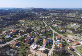 Obiteljska kuća bazenom i velikom okućnicom u Zatonu, Šibenik - Okolica, Maison