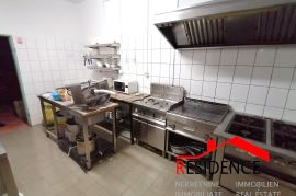 BANJOLE, KUĆA SA APARTMANIMA I RESTORANOM, BAZEN, Medulin, House