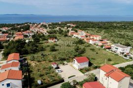 OTOK VIR - Apartmanska kuća na prostranoj parceli, Vir, House