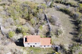 Imotski Lovreć četiri kamene kuće i velika okućnica 13000 m2, Lovreć, Ev