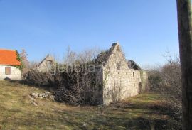 Imotski Lovreć četiri kamene kuće i velika okućnica 13000 m2, Lovreć, بيت