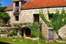 Imotski Lovreć uređena kamena kuća sa okućnicom, Lovreć, Kuća